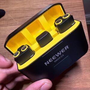 Neewer KM24 CX True Wireless Earbuds in Black & Yellow